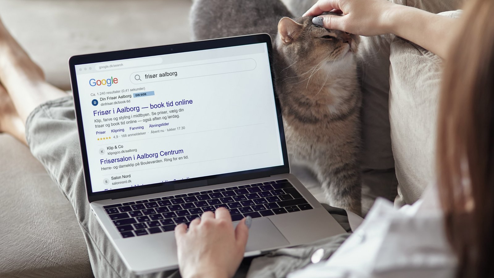 Person der søger på Google